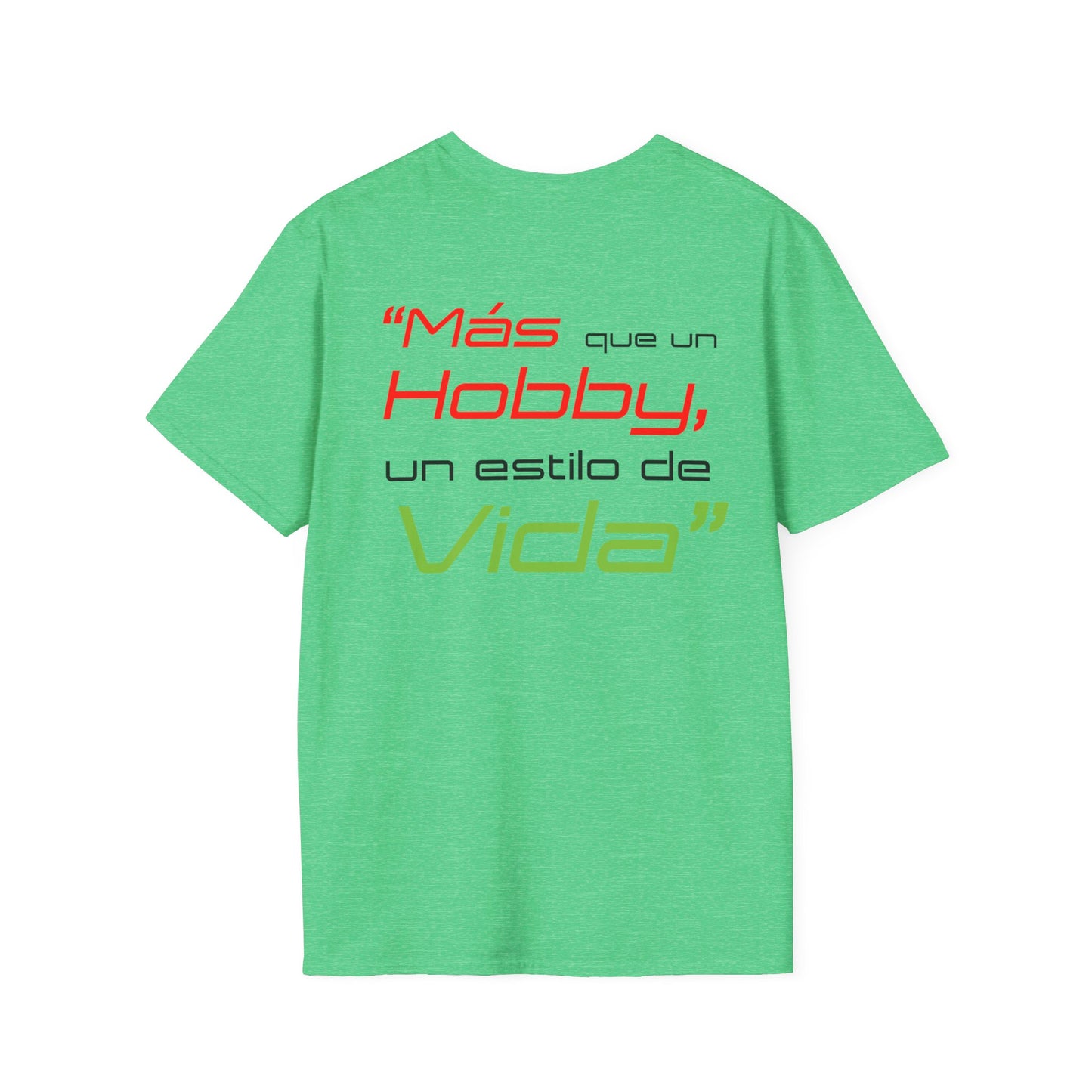 "Mas que un Hobby es un Estilo de VIDA" - Logo con Bandera - Unisex Softstyle T-Shirt