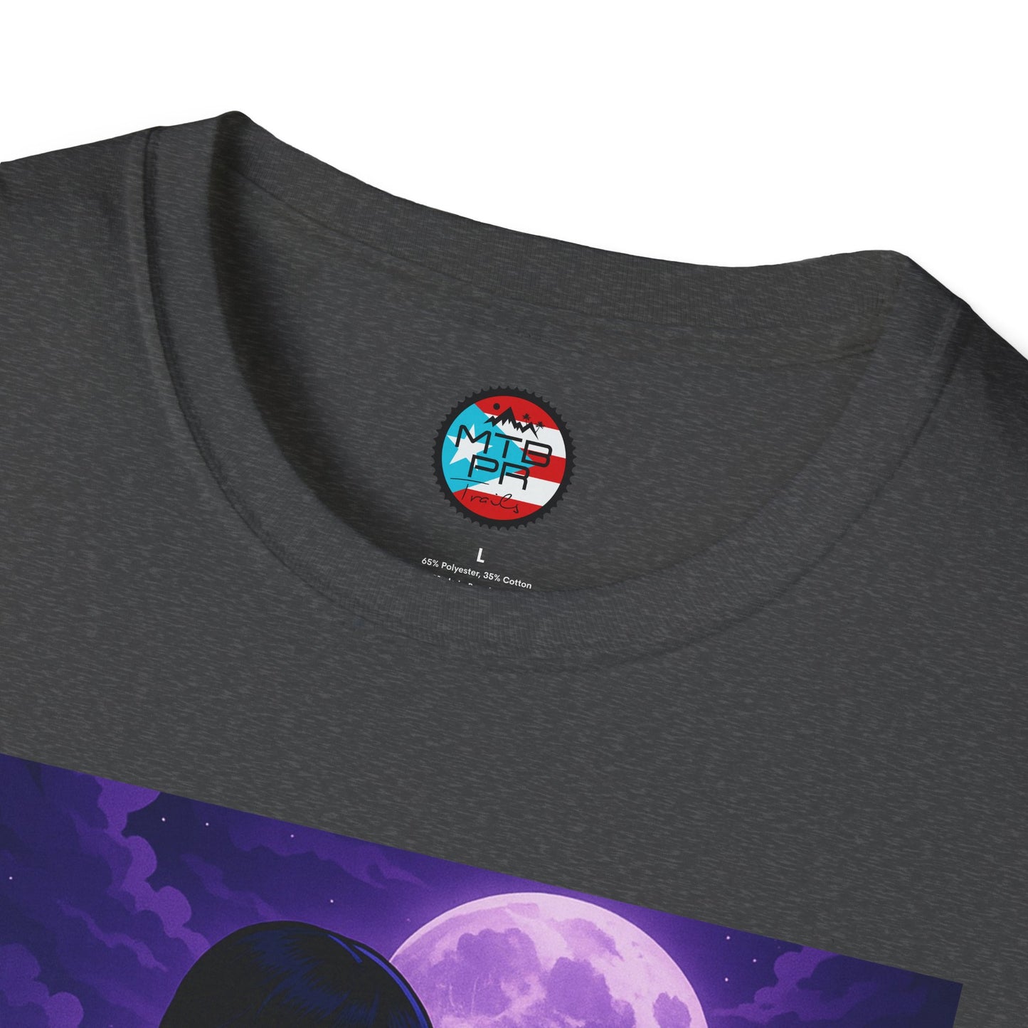 Merlina en MTB - MTB PR TRAILS - Unisex Softstyle T-Shirt