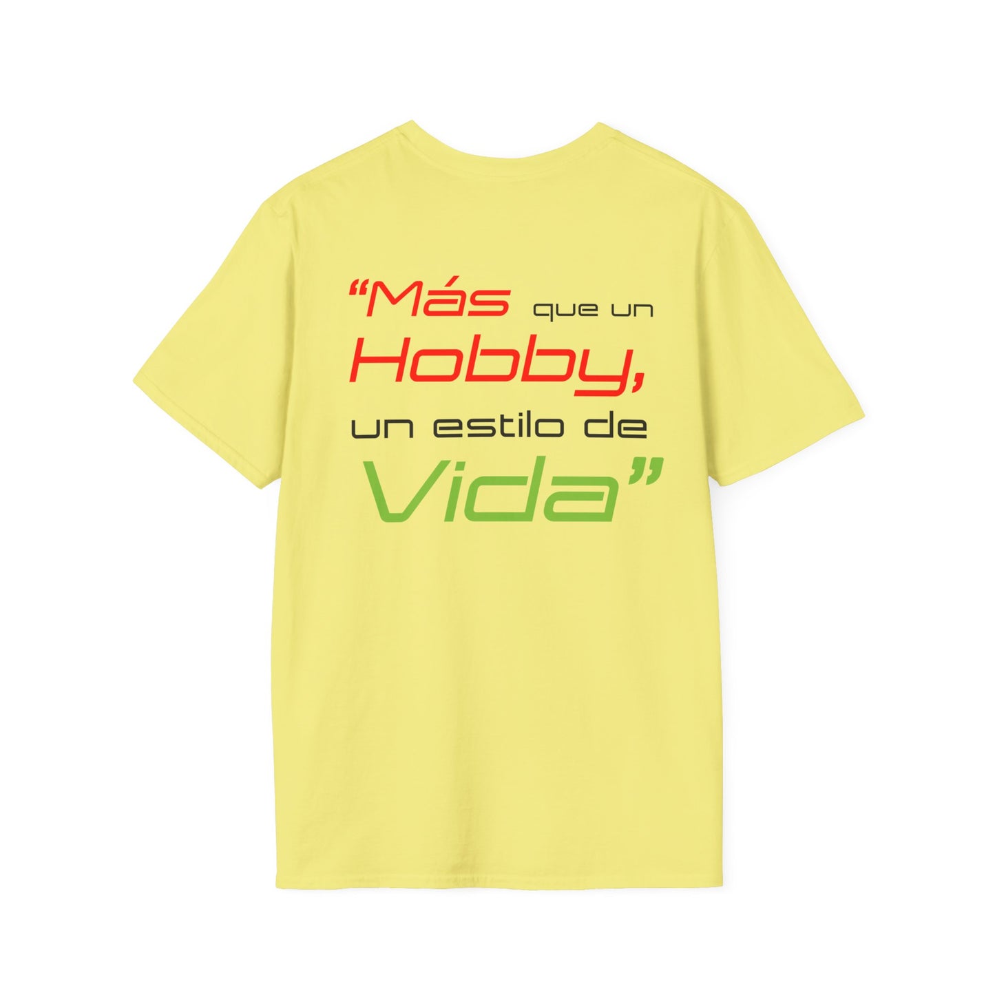 "Mas que un Hobby es un Estilo de VIDA" - Logo con Bandera - Unisex Softstyle T-Shirt