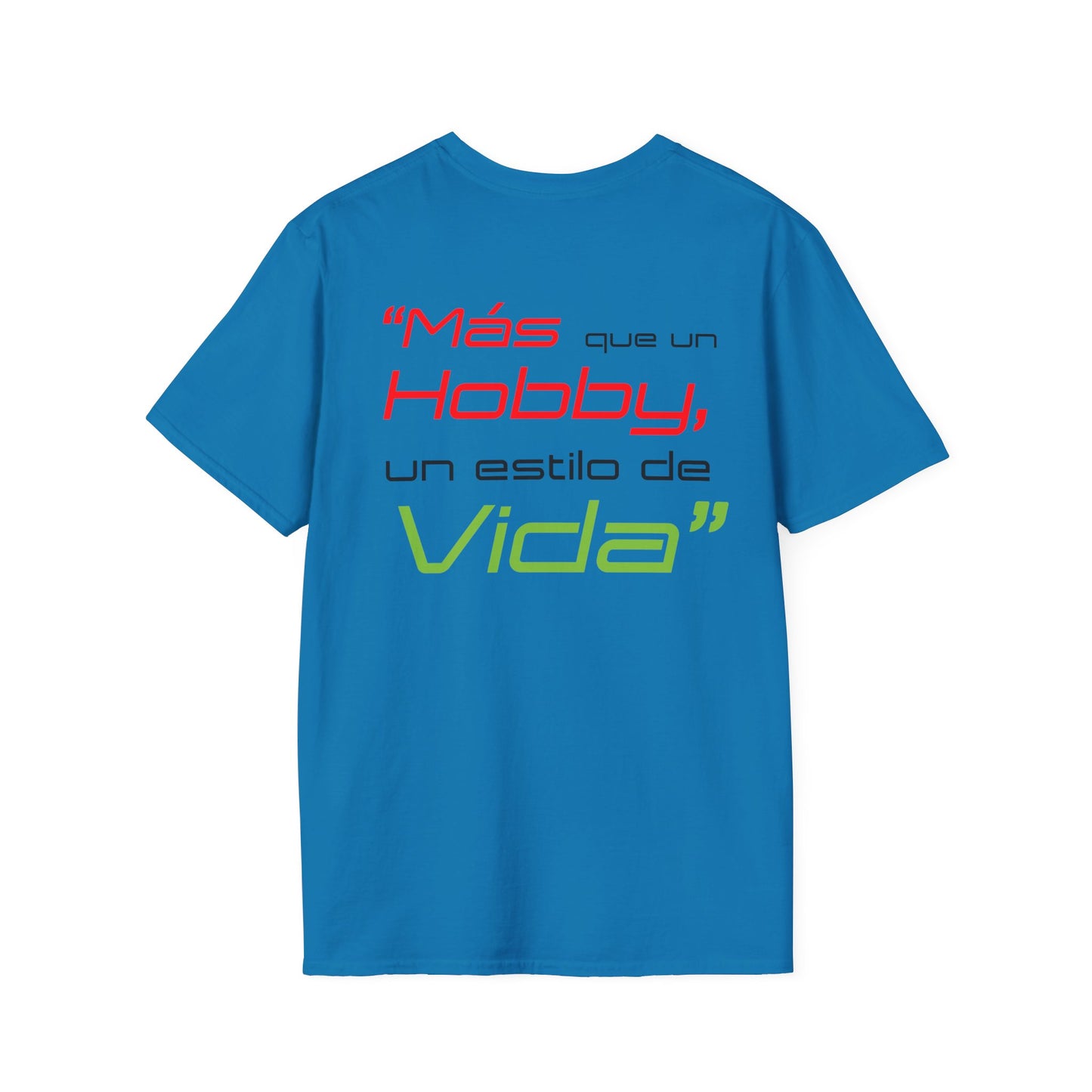 "Mas que un Hobby es un Estilo de VIDA" - Logo con Bandera - Unisex Softstyle T-Shirt