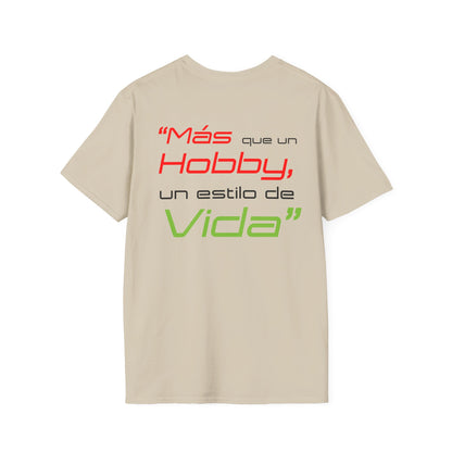 "Mas que un Hobby es un Estilo de VIDA" - Logo con Bandera - Unisex Softstyle T-Shirt