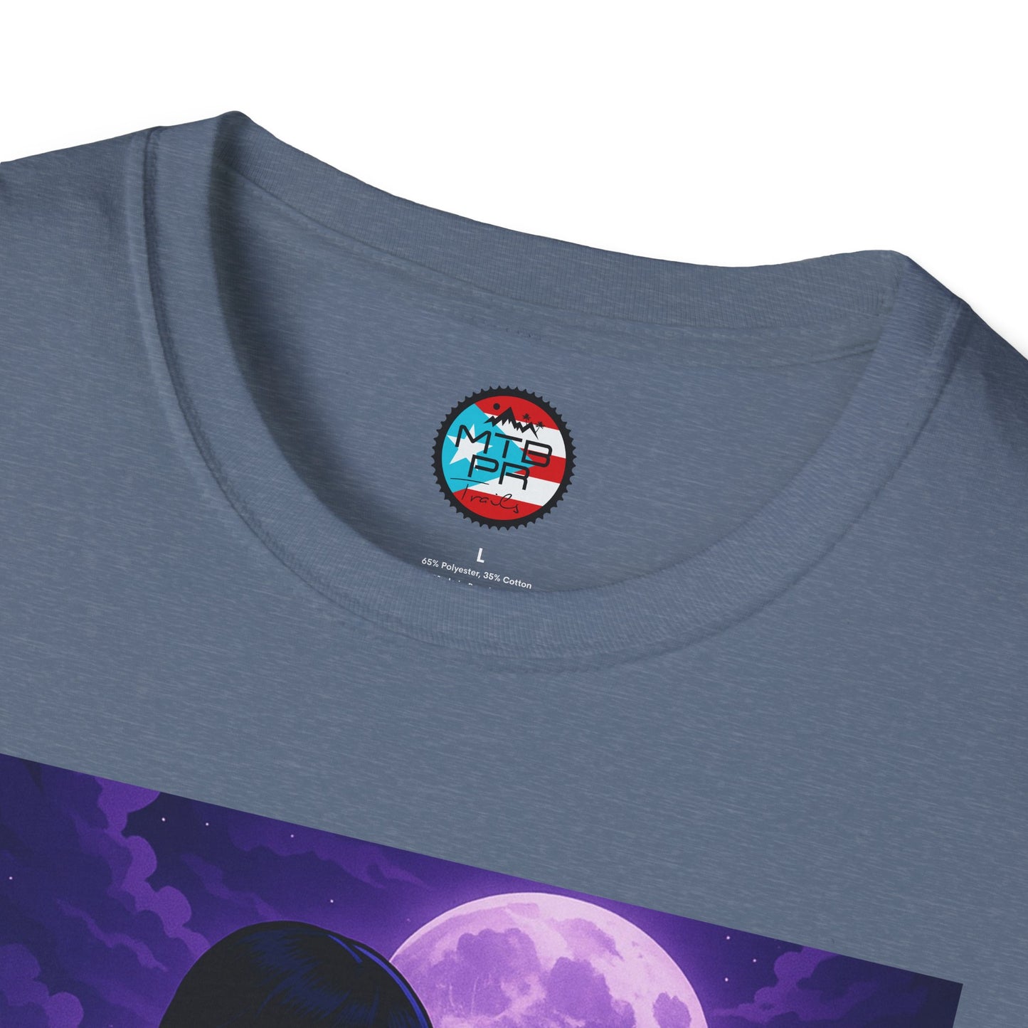 Merlina en MTB - MTB PR TRAILS - Unisex Softstyle T-Shirt