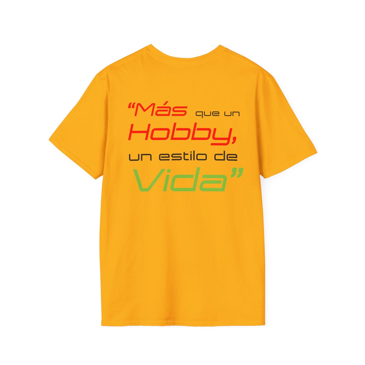 "Mas que un Hobby es un Estilo de VIDA" - Logo con Bandera - Unisex Softstyle T-Shirt