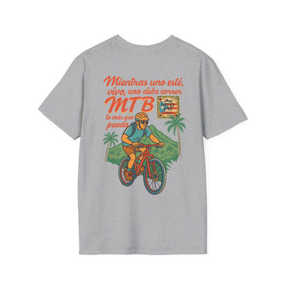 Mientras uno este vivo, uno debe correr MTB lo mas que pueda! - MTB PR Trails - Unisex Softstyle T-Shirt