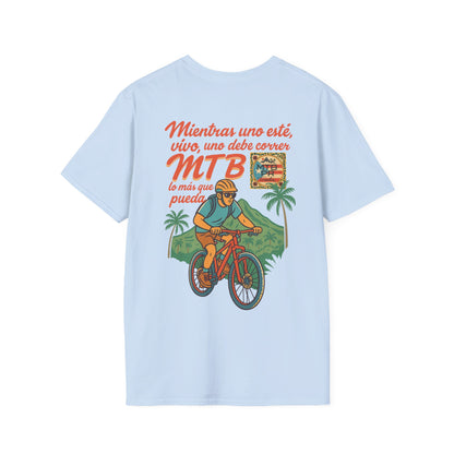Mientras uno este vivo, uno debe correr MTB lo mas que pueda! - MTB PR Trails - Unisex Softstyle T-Shirt
