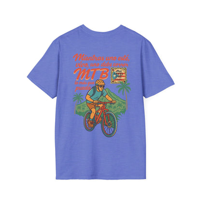 Mientras uno este vivo, uno debe correr MTB lo mas que pueda! - MTB PR Trails - Unisex Softstyle T-Shirt