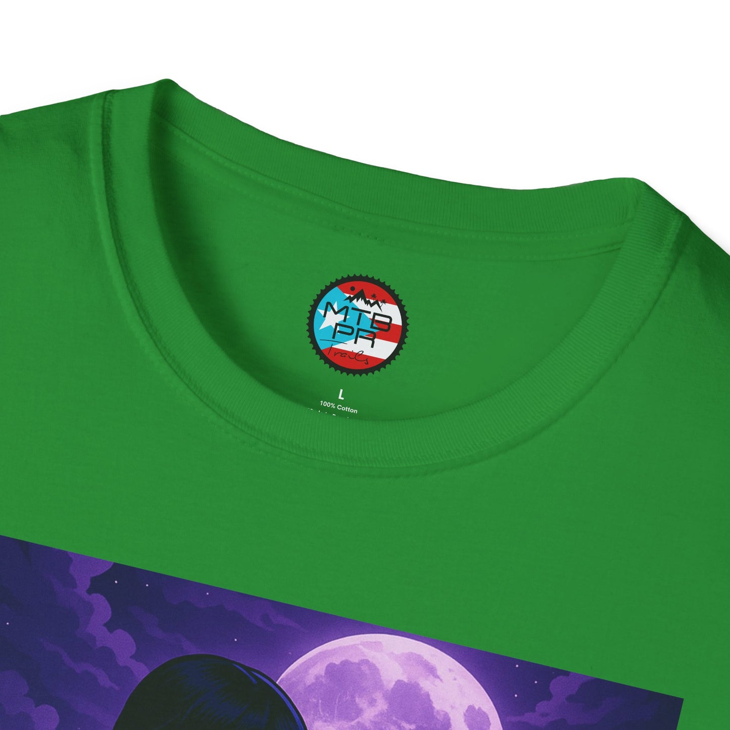 Merlina en MTB - MTB PR TRAILS - Unisex Softstyle T-Shirt