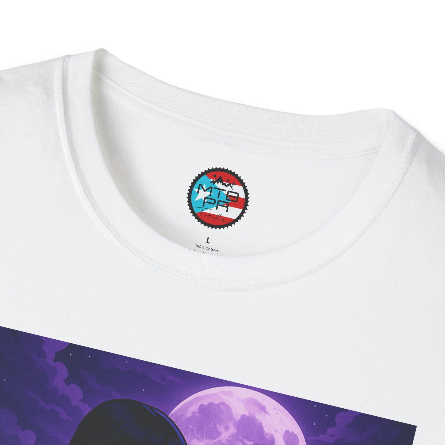 Merlina en MTB - MTB PR TRAILS - Unisex Softstyle T-Shirt