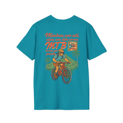 Mientras uno este vivo, uno debe correr MTB lo mas que pueda! - MTB PR Trails - Unisex Softstyle T-Shirt
