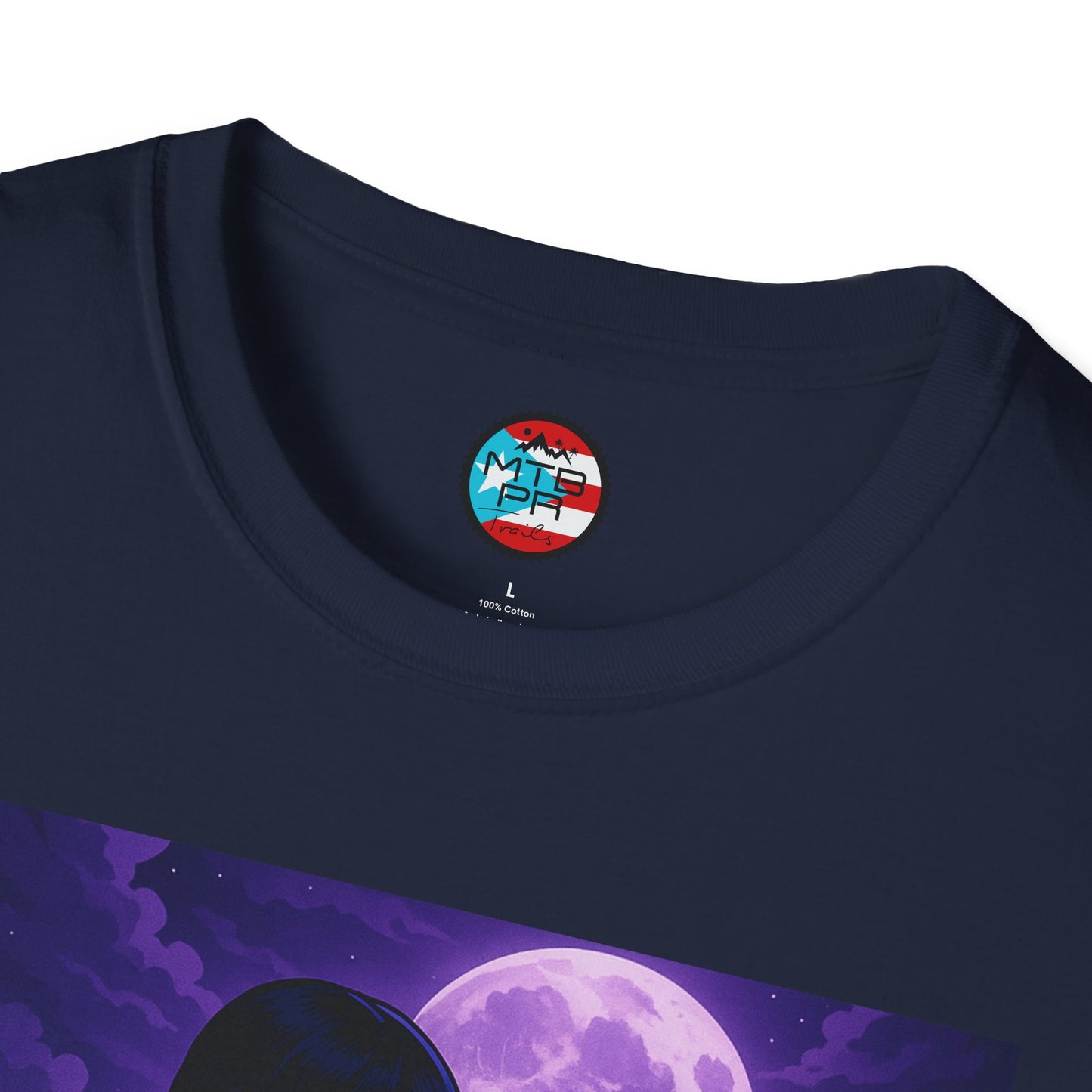 Merlina en MTB - MTB PR TRAILS - Unisex Softstyle T-Shirt