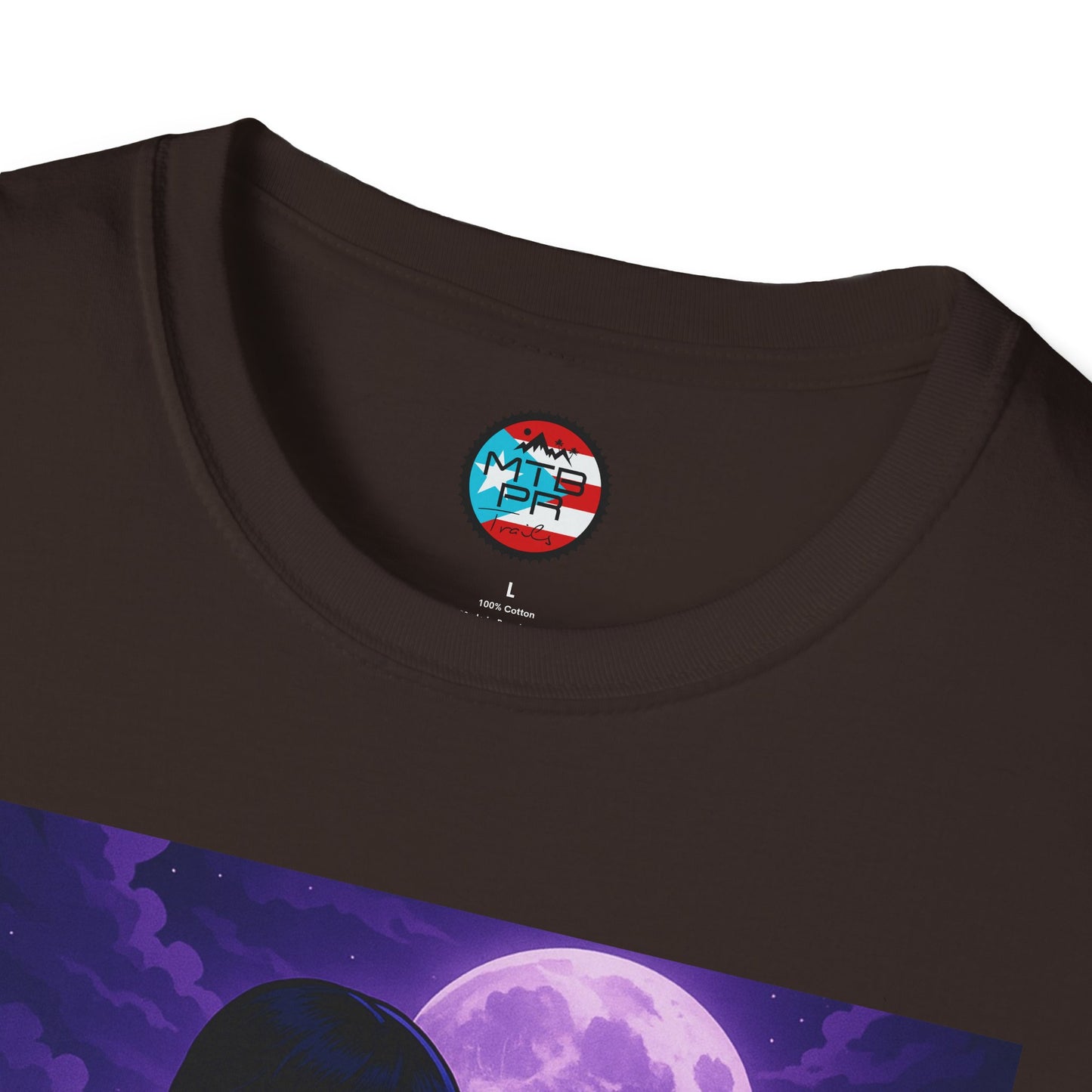 Merlina en MTB - MTB PR TRAILS - Unisex Softstyle T-Shirt