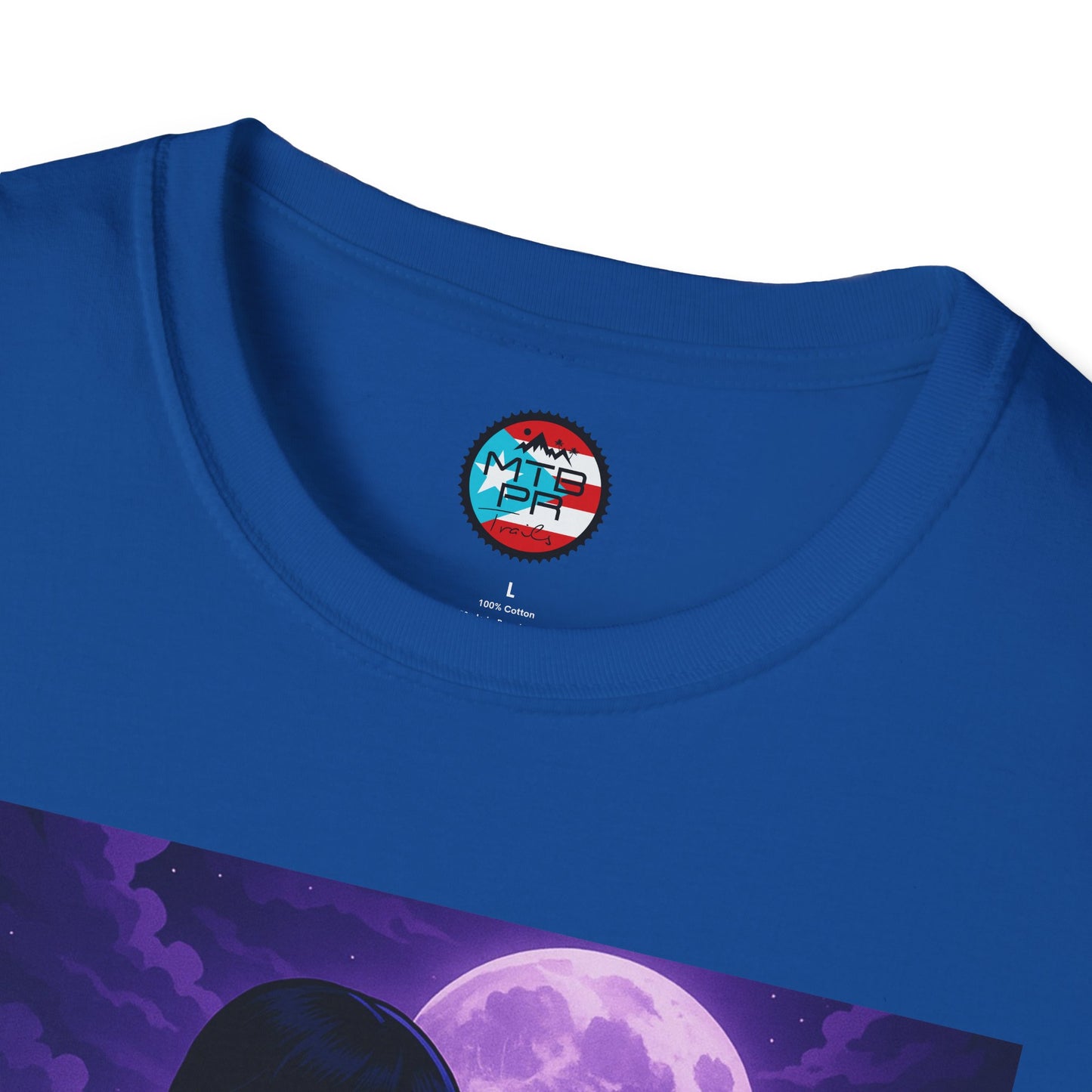 Merlina en MTB - MTB PR TRAILS - Unisex Softstyle T-Shirt